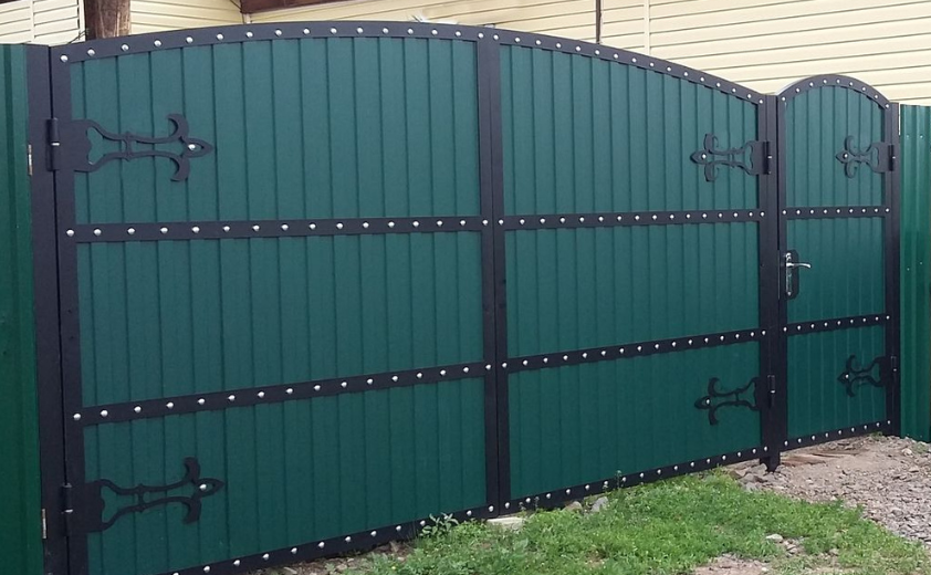 Ворота распашные металлические с калиткой из профнастила в Камышлове